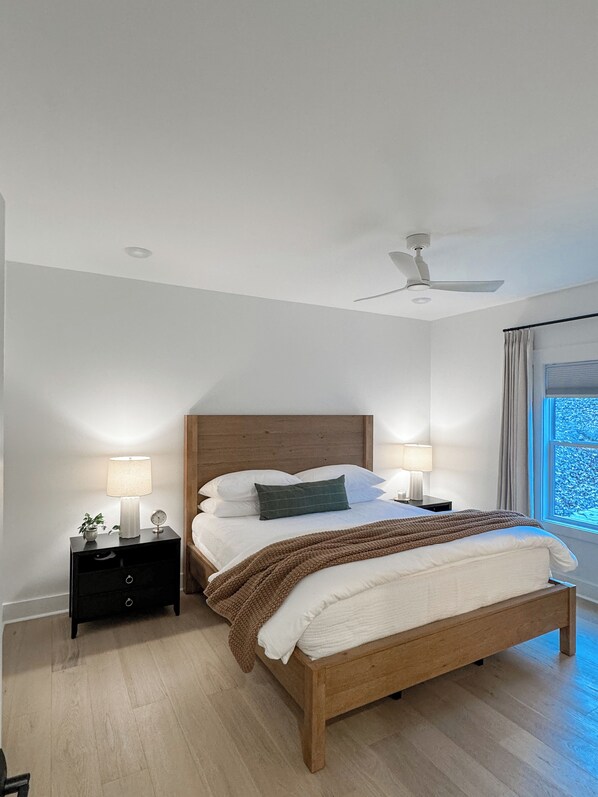Travel crib, free WiFi, bed sheets