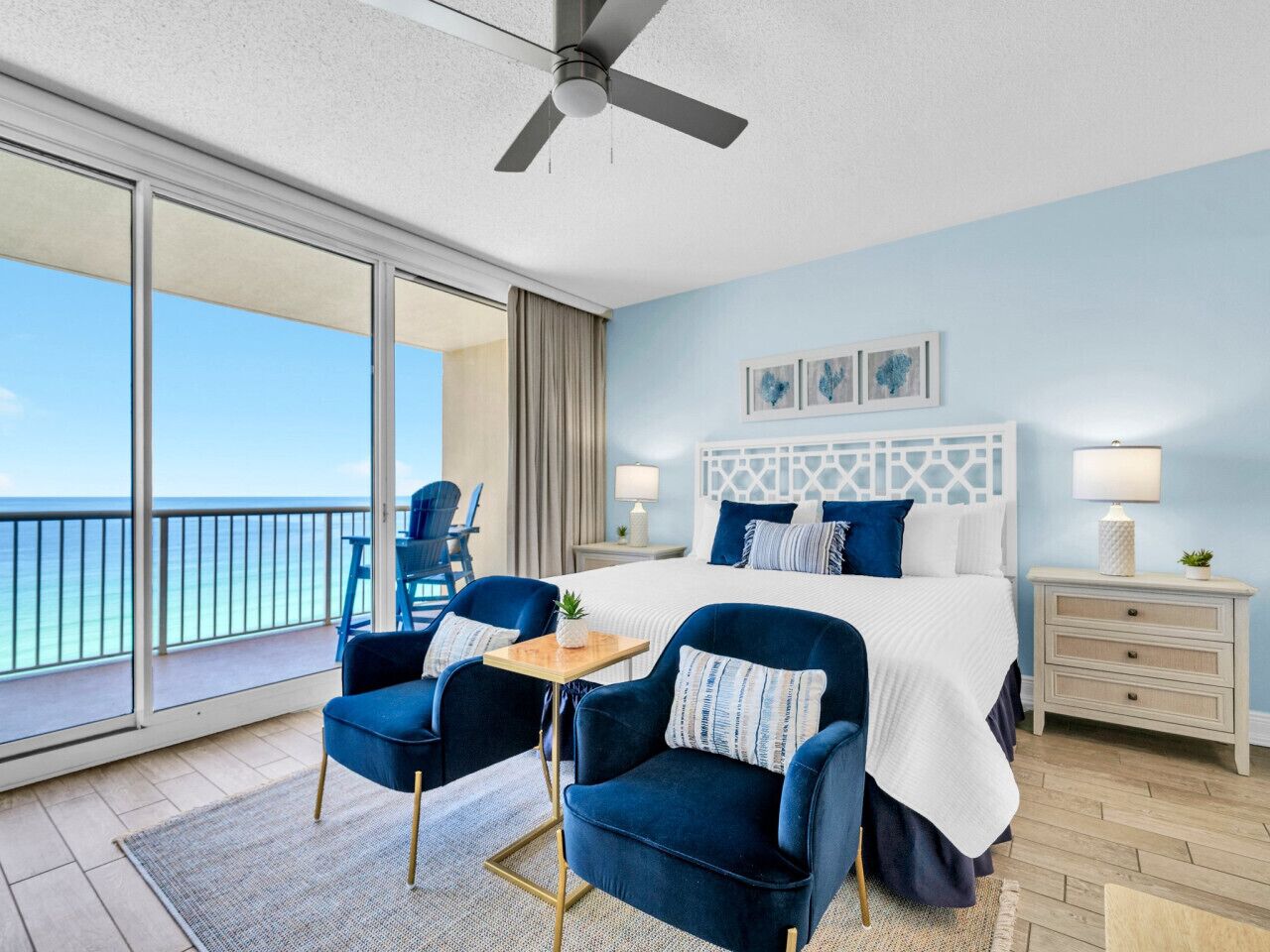 Een bureau, een strijkplank/strijkijzer, wifi, beddengoed