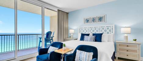 Escritorio, tabla de planchar con plancha, wifi y ropa de cama