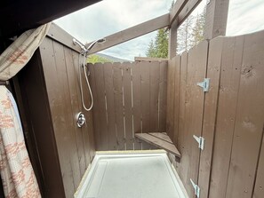 Bathroom shower - Mara Lake RV Park & Campground (Sicamous)