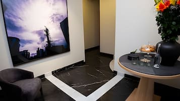 Deluxe Suite, City View | Interior