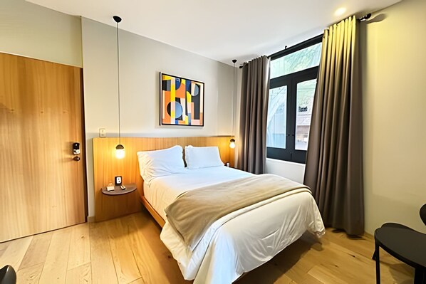 Suite Deluxe, vista a la ciudad | Minibar, tabla de planchar con plancha y wifi gratis 