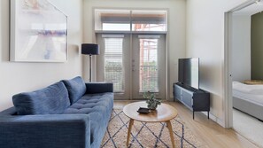 Apartment, 2 Schlafzimmer (1 Queenbed for each room) | Wohnbereich | 50-Zoll-Fernseher mit Digitalempfang