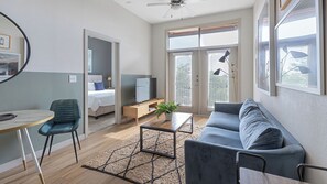 Apartment, 1 Schlafzimmer | Wohnbereich | 50-Zoll-Fernseher mit Digitalempfang