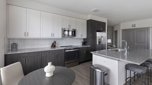 Apartment, 2 Bedrooms | Dining room