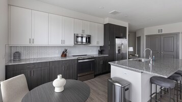 アパートメント 2 ベッドルーム | ダイニングルーム