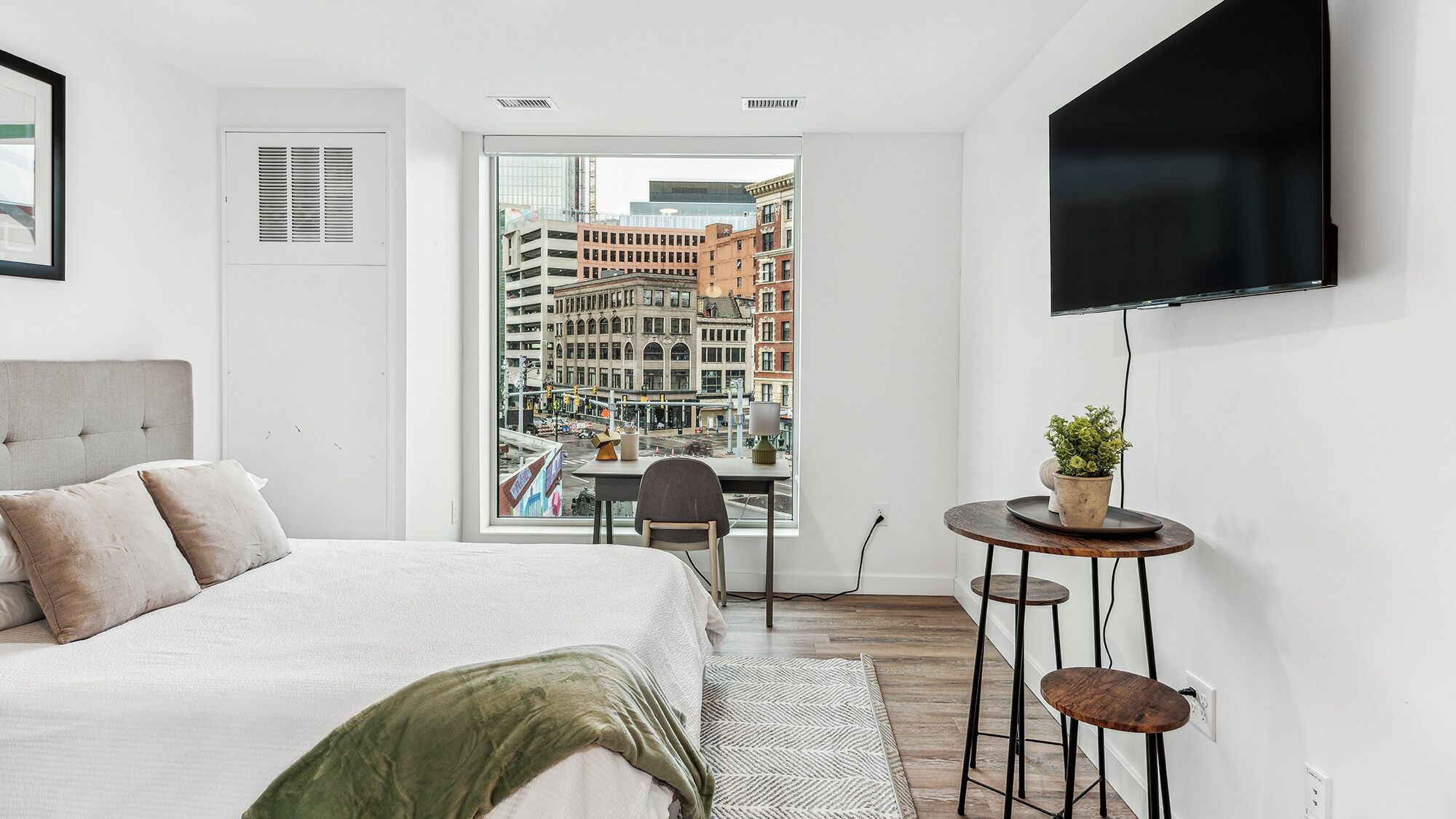 بديكورات فريدة لكل غرفة وطراز فريد لكل وحدة ومكواة/لوح كي