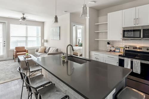 Departamento, 2 habitaciones | Cocina privada | Refrigerador con congelador, microondas, horno y parrilla de estufa