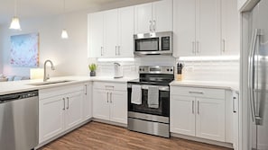 Apartment, 1 Bedroom | Private kitchen | Full-size fridge, microwave, oven, stovetop