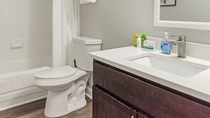 Apartment, 2 Bedrooms (1 Queenbed for each room) | Bathroom