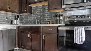 Apartment, 2 Bedrooms, 2 Bathrooms | Private kitchen | Full-sized fridge, microwave, oven, stovetop