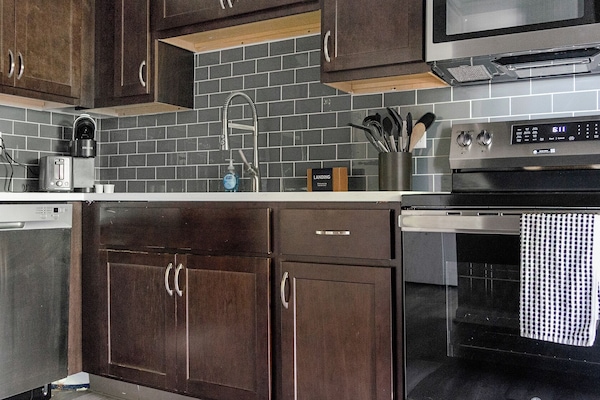 Departamento, 2 habitaciones, 2 baños | Cocina privada | Refrigerador con congelador, microondas, horno y parrilla de estufa