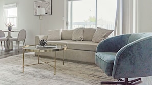 Apartment, 2 Schlafzimmer | Wohnbereich | 50-Zoll-Fernseher mit Digitalempfang