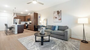 公寓, 1 間臥室 | 起居區 | 50-吋電視，提供數位頻道