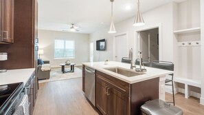 Apartment, 1 Bedroom | Dapur peribadi | Peti sejuk/penyejuk beku saiz penuh, ketuhar gelombang mikro, ketuhar
