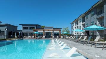 Kolam renang outdoor musiman, dengan kursi berjemur