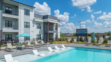 Kolam renang outdoor musiman, dengan kursi berjemur