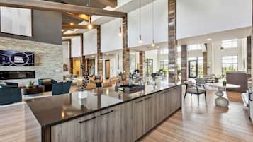 المنشأة من الداخل