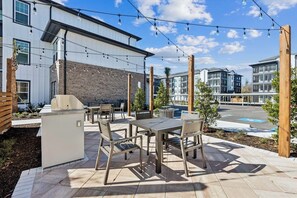 BBQ/picnic Area - Landing Apartments near Sun City Center and Riverview (Wimauma)