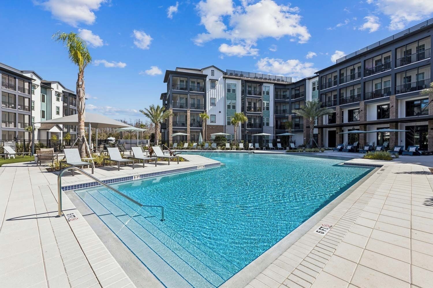 Piscine extérieure, cabanas gratuites, chaises longues