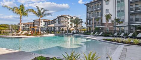Piscina a l'aire lliure, cabanes gratuïtes i gandules