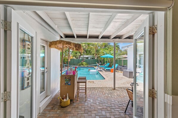Outdoor pool, a heated pool - Heated Pool/Tiki Bar/5 min to Beach (Hollywood)