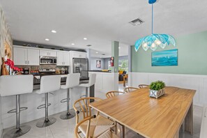 Dining - Heated Pool/Tiki Bar/5 min to Beach (Hollywood)