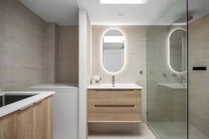 Dusche, Haartrockner, Handtücher, Seife