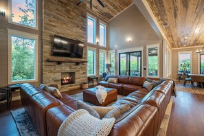 Smart-tv, een open haard en een tafeltennistafel