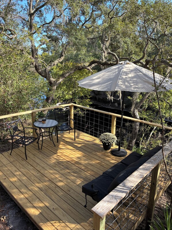 Outdoor dining - Charming 2-2 cabin in White Springs on the Suwannee River and Florida trail. (White Springs)
