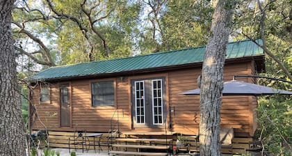 Charming 2-2 cabin in White Springs on the Suwannee River and Florida trail.
