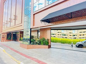 Studio | Exterior detail - Manhattan Flats (Itapema)