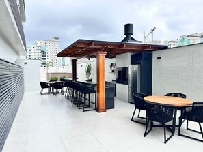 Panoramic Triple Room | Outdoor dining - Manhattan Flats (Itapema)