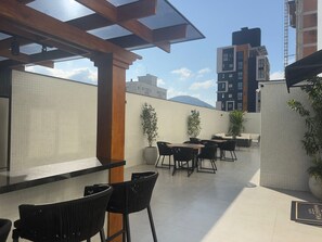 Outdoor dining - Manhattan Flats (Itapema)