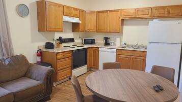 Refrigerador, microondas, lavavajillas y cafetera y tetera