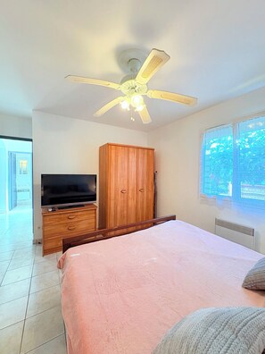 Iron/ironing board, bed sheets