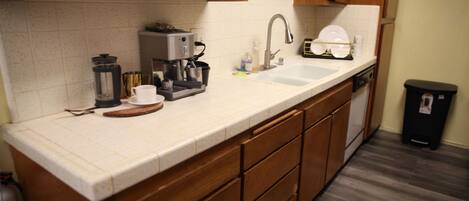 Micro-ondes, four, plaque de cuisson, lave-vaisselle