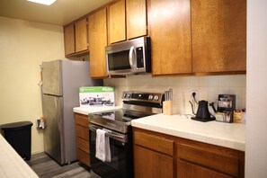 Microondas, horno, placa de cocina y lavavajillas