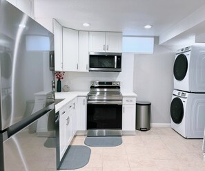 Hochstuhl, Mixer, Kochgeschirr/Geschirr/Besteck, Esstisch