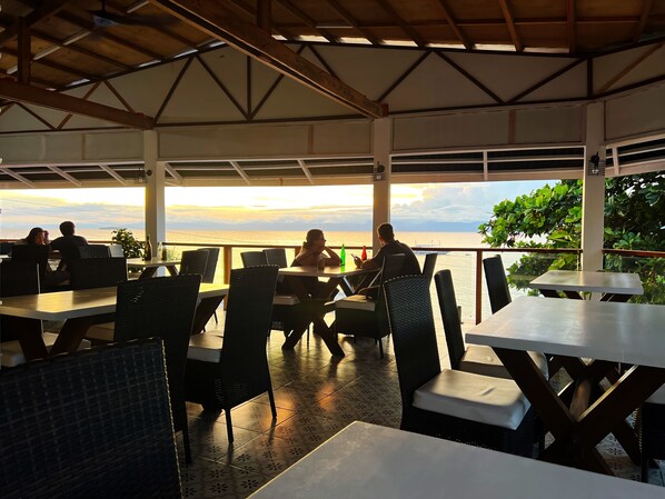 Outdoor dining - Beautiful, spacious, resort on the beach front. (Moalboal)