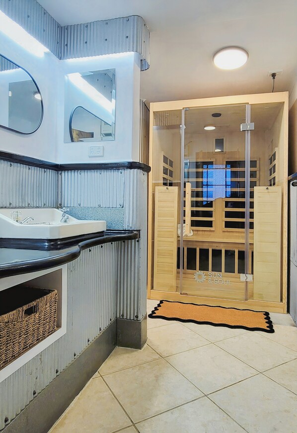 Sauna - A charming 4-bedroom home! Just steps away from cozy cafes and local shops. (Masterton)