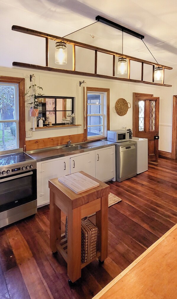 Geladeira, micro-ondas, fogão, cooktop