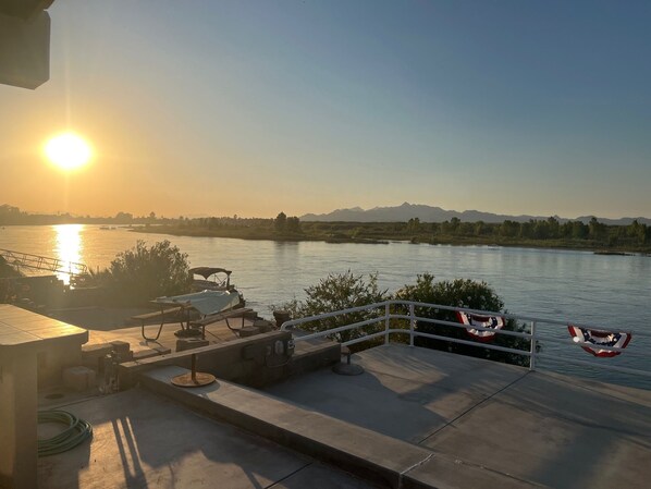 Property grounds - Spacious Waterfront Property on The Colorado River with your own Dock and Beach! (Blythe)