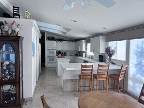 Fridge, microwave, oven, stovetop - Spacious Waterfront Property on The Colorado River with your own Dock and Beach! (Blythe)