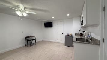 Microondas, cafetera y tetera, tostadora y utensilios de cocina