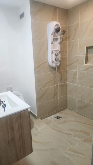 Serviettes fournies, savon, papier toilette