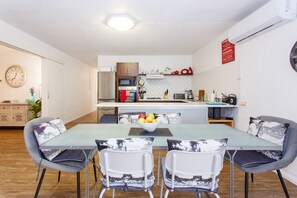 Geladeira, micro-ondas, fogão, cooktop