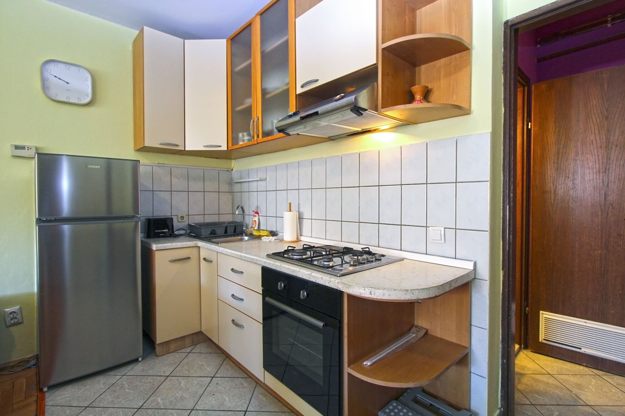 Fridge, oven, stovetop, coffee/tea maker