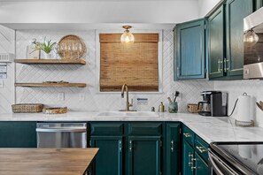 Réfrigérateur, four à micro-ondes, un four, surface de cuisson
