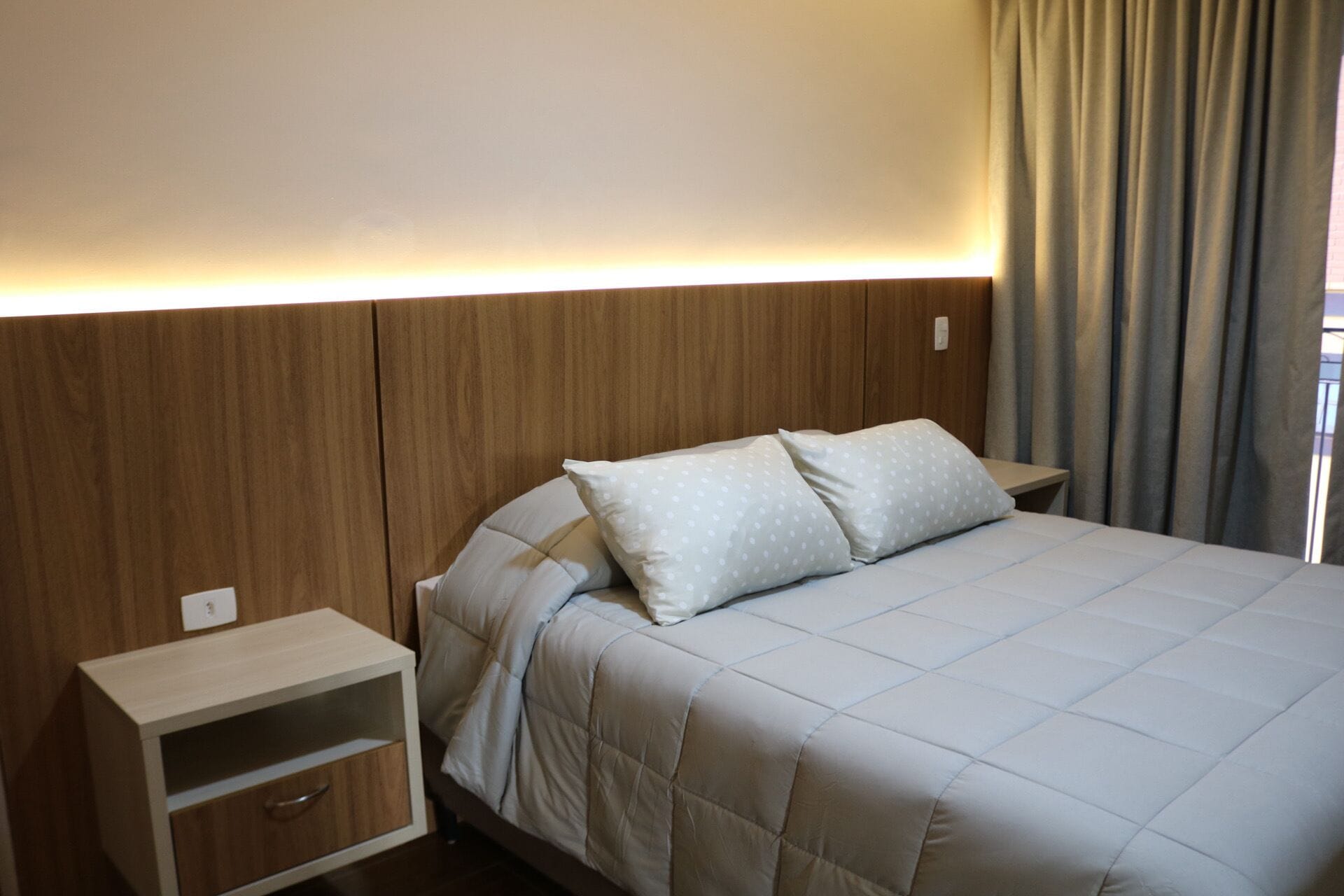 Bureau, espace de travail pour ordinateur portable, Wi-Fi gratuit